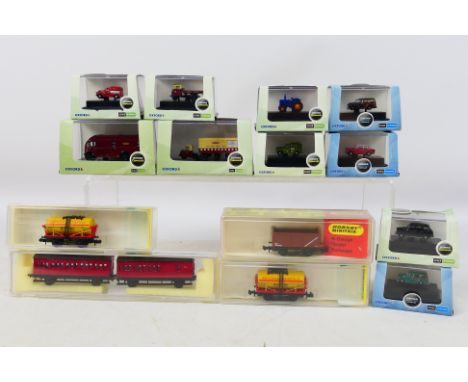Minitrix - Oxford Diecast - A mixed lot of boxed N gauge rolling stock with a group of N gauge diecast model vehicles. Lot in