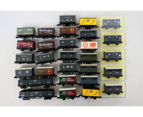 Peco - Graham Farish - Others - A predominately unboxed group of 29 N gauge wagons. Lot includes Peco 'N Gauge Society' van; 