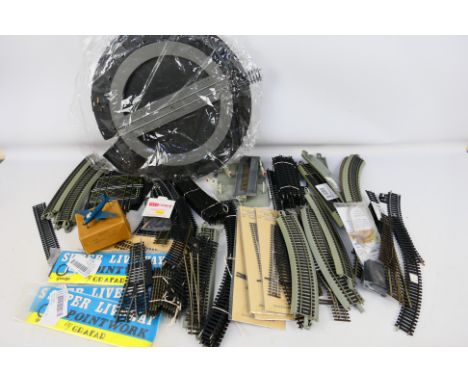 Hornby - Bachmann - Graham Farish - Others - A large assortment of unboxed HO/OO gauge track include Straights, Curves and Po