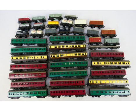 Tri-ang - A mixed lot of approximately 30 unboxed TT Scale model railway coaches and rolling stock. Includes Mk1 coaches in v