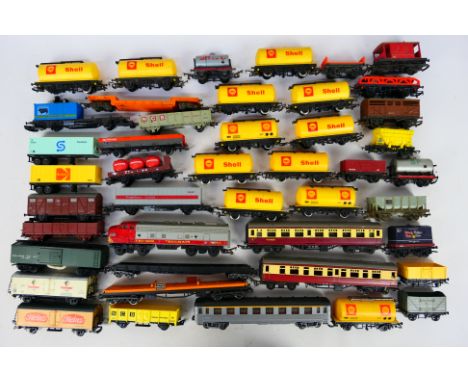 Hornby - Triang - Lima - A mixed lot of approximately 40 HO/OO scale railway items to include Shell Tankers, Tri-ang Dummy Ca