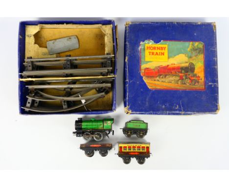 Hornby - A boxed Hornby O gauge clockwork MO Passenger Set. Lot includes 0-4-0 locomotive & tender, with a Pullman Coach and 