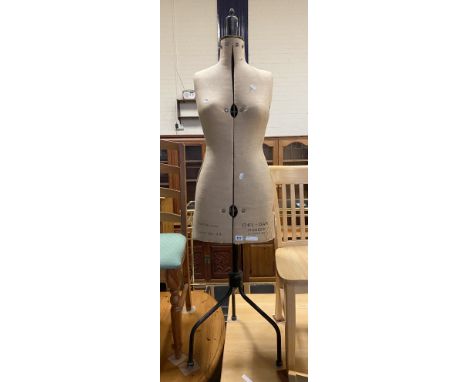 DRESS MAKER MANNEQUIN