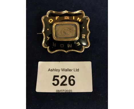 A VICTORIAN BLACK ENAMEL MOURNING BROOCH 'IN MEMORY OF' INSCRIBED WITH LOCK OF BLONDE HAIR, YELLOW METAL PINCHBECK MOUNT. APP