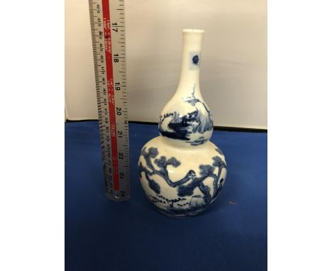 BLUE AND WHITE DOUBLE GOURD VASE WITH FISHERMAN COASTAL SCENE, EARLY 20TH CENTURY 19 CM 