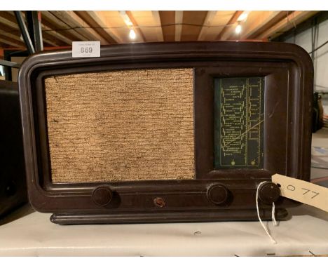 A VINTAGE BAKELITE RADIO 