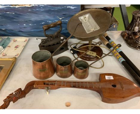VARIOUS ITEMS TO INCLUDE COPPER GRADUATED MEASURING JUGS, A VINTAGE LIGHT AND IRON ETC 