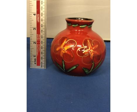 AN ANITA HARRIS FLORAL VASE WITH RED GROUND, 9.5 CM 