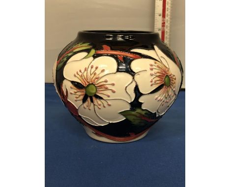 A MOORCROFT WAYSIDE RAMBLER TUBE LINED VASE CREAM ROSE FLOWER WITH DARK GROUND, SIGNED RACHEL BISHOP. 11.5 CM 