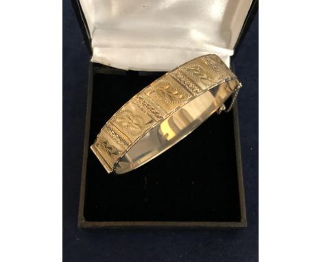 A SILVER HALLMARKED LEAF ENGRAVED BANGLE APPROX TOTAL GROSS WEIGHT 25 GRAMS 