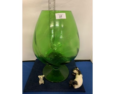 A VINTAGE 1960'S OVERSIZED BRANDY GLASS WITH CAT AND MOUSE CERAMIC FIGURES 