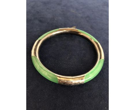 AN APPLE JADE AND CHASED SILVER BANGLE, 2.5 INCHES 