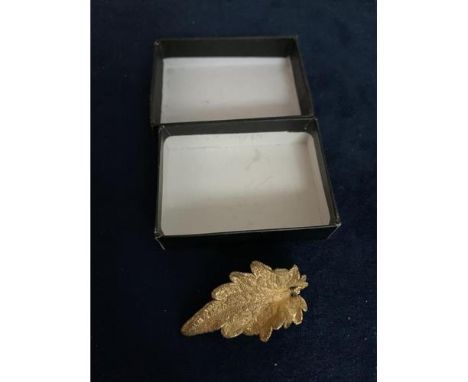 VINTAGE SILVER MARKED 'EGGERT DENMARK' LEAF DESIGN GILT BROOCH TOTAL GROSS WEIGHT APPROX 7 GRAMS 