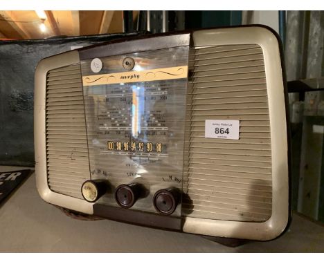 A VINTAGE MURPHY BAKELITE RADIO 