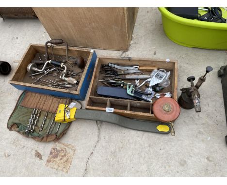 VARIOUS TOOLS TO INCLUDE DRILLS AND BITS, VINTAGE TAPE MEASURE, STOPLOCK WITH KEY, SCISSORS ETC 