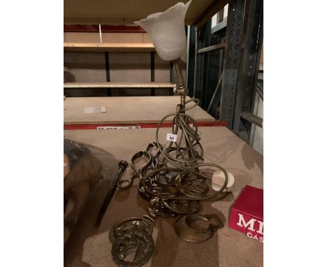A VINTAGE BRASS TABLE LAMP, HORSE BRASSES AND TONGS 