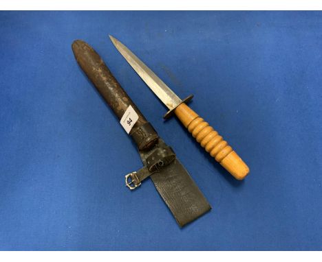 A WOODEN HANDLED FAIRBURN SYKES KNIFE AND SCABBARD, 17 CM BLADE 