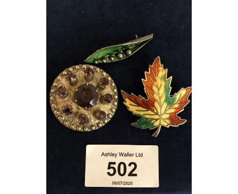 THREE VINTAGE SILVER BROOCHES TO INCLUDE A WARD BROTHERS MARKED CIRCULAR BROOCH AND TWO ENAMEL LEAF BROOCHES. APPROX TOTAL GR