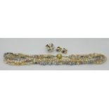 1 Collier mit Flussperlen (3 Stränge) versch. farbig, mit passenden Ohrringen, je GG 14ct., z.T. mit