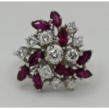 1 Damenring WG 18ct. mit Brillanten bis zu ca. 0,1ct. (D max. 3mm), mit Rubinen im Navetteschliff, R