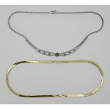 1 Collier gestempelt 14 K/wohl GG 14ct. (Säure hält) sowie 1 Collier WG 8ct. wohl mit Smaragden, je