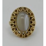 1 Damenring GG 14ct. mit ovalem Halbedelstein ca. 14x9mm, Ringgröße ca. 55, Tsp.