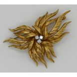 1 Brosche GG/WG 18ct. gestempelt "L" (wohl LAUDIER) mit 3 kleinen Brillanten je wohl ca. 0,07ct., As