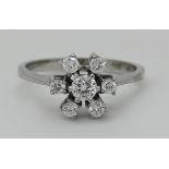 1 Damenring WG 14ct. mit Brill. zentral ca. 0,2ct., D ca. 3,5mm und 5 kl. Brill. bis ca. 0,07ct. woh