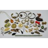 1 Konv. Schmuck u.a., Mode/Metall u.a., z.T. mit Bernstein, Schaumkoralle, Anstecknadeln, je Asp./Gs