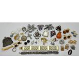1 Konv. Schmuck/Uhren Mode/Metall u.a., je Asp./Gsp. in der Holzkiste