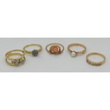 5 Damenringe je GG z.T. gestempelt 585/583, z.T. mit Diamanten, 1 Perle, 1 Koralle und weißen Steine