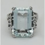 1 Damenring WG 14ct. mit rechteckigem hellblauem Edelstein (wohl Aquamarin) ca. 18x12,5mm, min. best