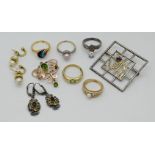 2 Damenringe je ungest./undeutl. gest. wohl GG 18ct. (Säure hält), z.T. mit versch. farb. Edelsteine