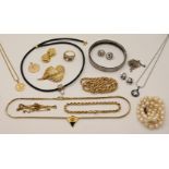 1 Konv. Schmuck GG 8ct. (ca. 12 Teile), Silber (ca. 7 Teile) sowie 5 Armbanduhren je Metall z.T. ver