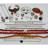 1 Konv. Schmuck Silber (ca. 22 Teile) z.T. mit Halbedelsteinen z.T. Dänemark, Bernstein, Korallen, u
