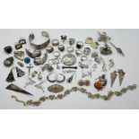 1 Konv.Schmuck überwiegend Silber, ca. 15 Teile mit Metall, z.T. mit Edelsteinen und Vergoldung in d