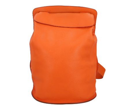 HERMÈS VINTAGE Rucksack "SHERPA". Koll. 1997.  Fein genarbtes Leder in Orange mit breiten Trageriemen. Hauptfach mit kleinem 