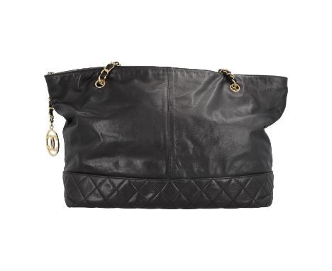 CHANEL VINTAGE Shopper, Koll. 1989-1991. Softes Lammleder in Schwarz. Detail mit klassischer Diamantsteppung. Doppelhenkel au