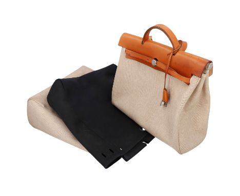 HERMÈS VINTAGE Umhängetasche "HERBAG 38". Koll. 1998 ("B" im Quadrat Stempel). Korpus aus beschichtetem Canvas mit Details so