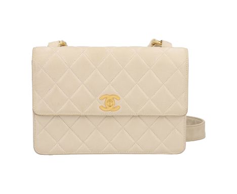CHANEL VINTAGE Schultertasche. Koll. 1996/1997. Softes Lammleder in Beige mit klassischer Diamantsteppung und vergoldeter Har