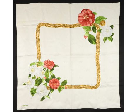 CHANEL VINTAGE Seidencarré, 90x90cm. 100% Seide in Creme mit eingewebtem Schleifenmuster, Umrandung in Schwarz und floraler M