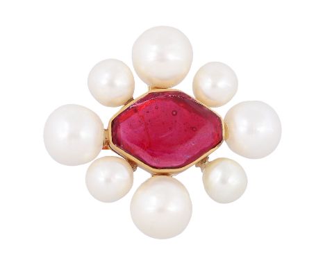 CHANEL VINTAGE Brosche, Kollektion 1997. Goldfarbene Fassung mit einem zentralen roten Steineinsatz, umgeben von weißen Kunst