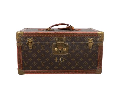 LOUIS VUITTON VINTAGE Kosmetikkoffer. Monogram Canvas Serie mit goldfarbener Hardware, Details aus Rindsleder, Trageriemen ob