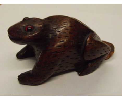 Black Forest snuff box in the form of toad with inset glass eyes, length 7cm