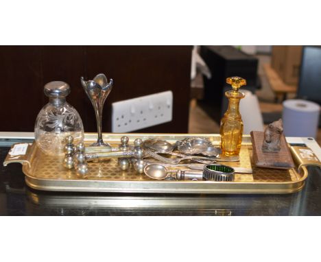 TRAY CONTAINING BLACK FORREST STYLE BLOTTER, AMBER GLASS SCENT BOTTLE &amp; STOPPER, COINS, ASSORTED SILVER WARE INCLUDING SM