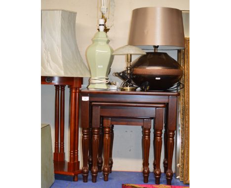 NEST OF 3 MAHOGANY EFFECT TABLES, OCCASIONAL TABLE &amp; VARIOUS LAMPS     