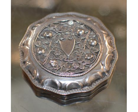 5½CM DIAMETER ORNATE VICTORIAN STERLING SILVER SNUFF BOX, APPROXIMATE WEIGHT = 30.4 GRAMS     