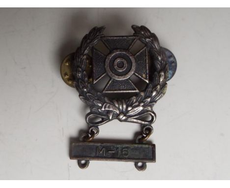 United States Army - an expert markmanship rifle qualification badge with M-16 bar (probably Vietnam War) - NOTE: Please read