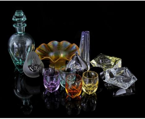 Lot consisting of 13 pieces, mostly colored glass and crystal, including a Moser carafe with 5 glasses (damaged stopper), a v
