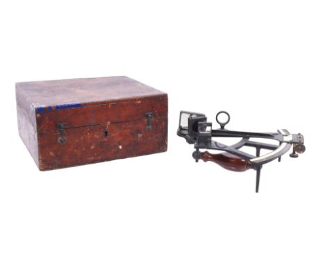 Octant, marked Ymuiden Stores Ymuiden, in walnut case, 13 cm high, 27.5x24 cm